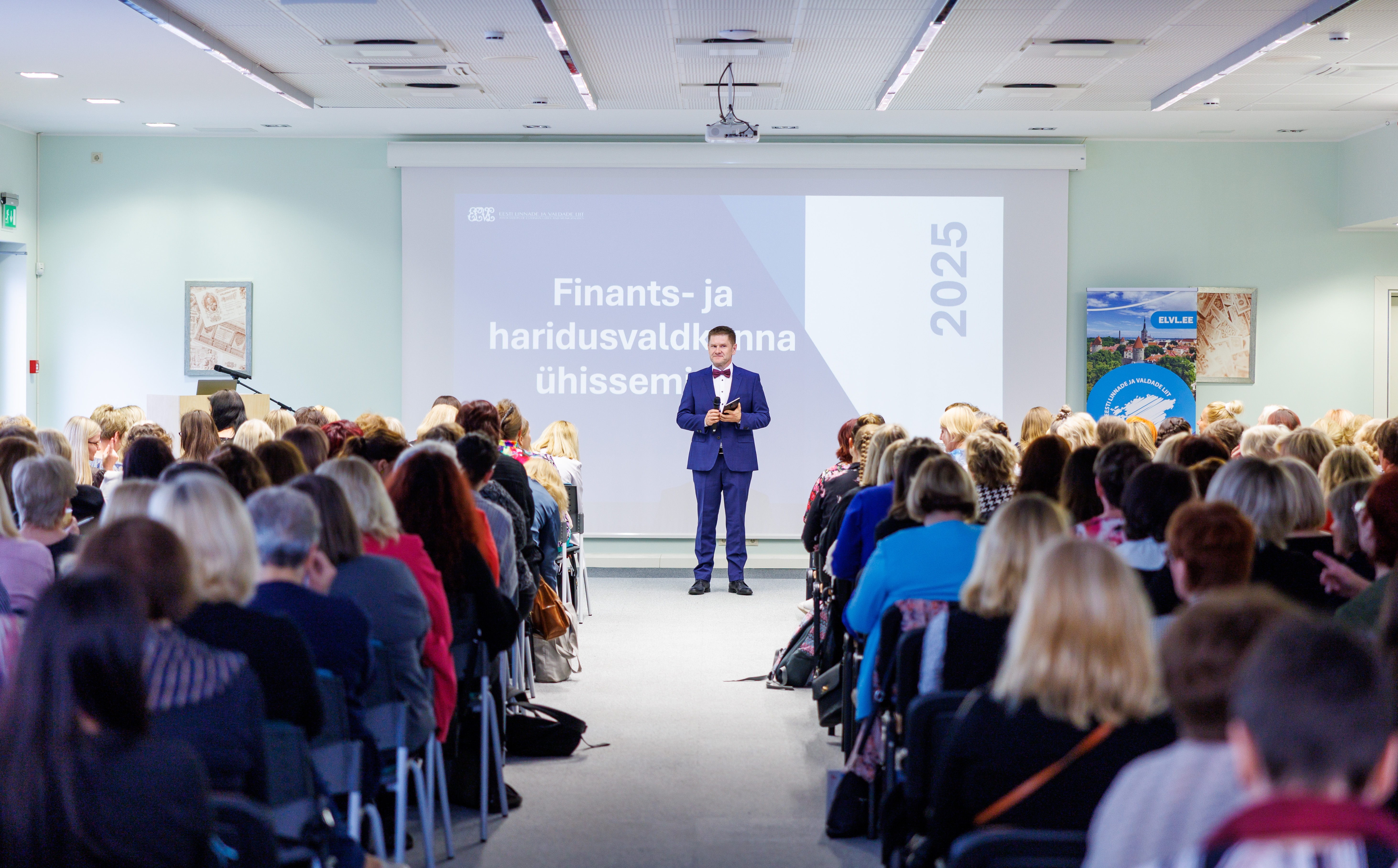 Finantsseminaril inimesed saalis istumas