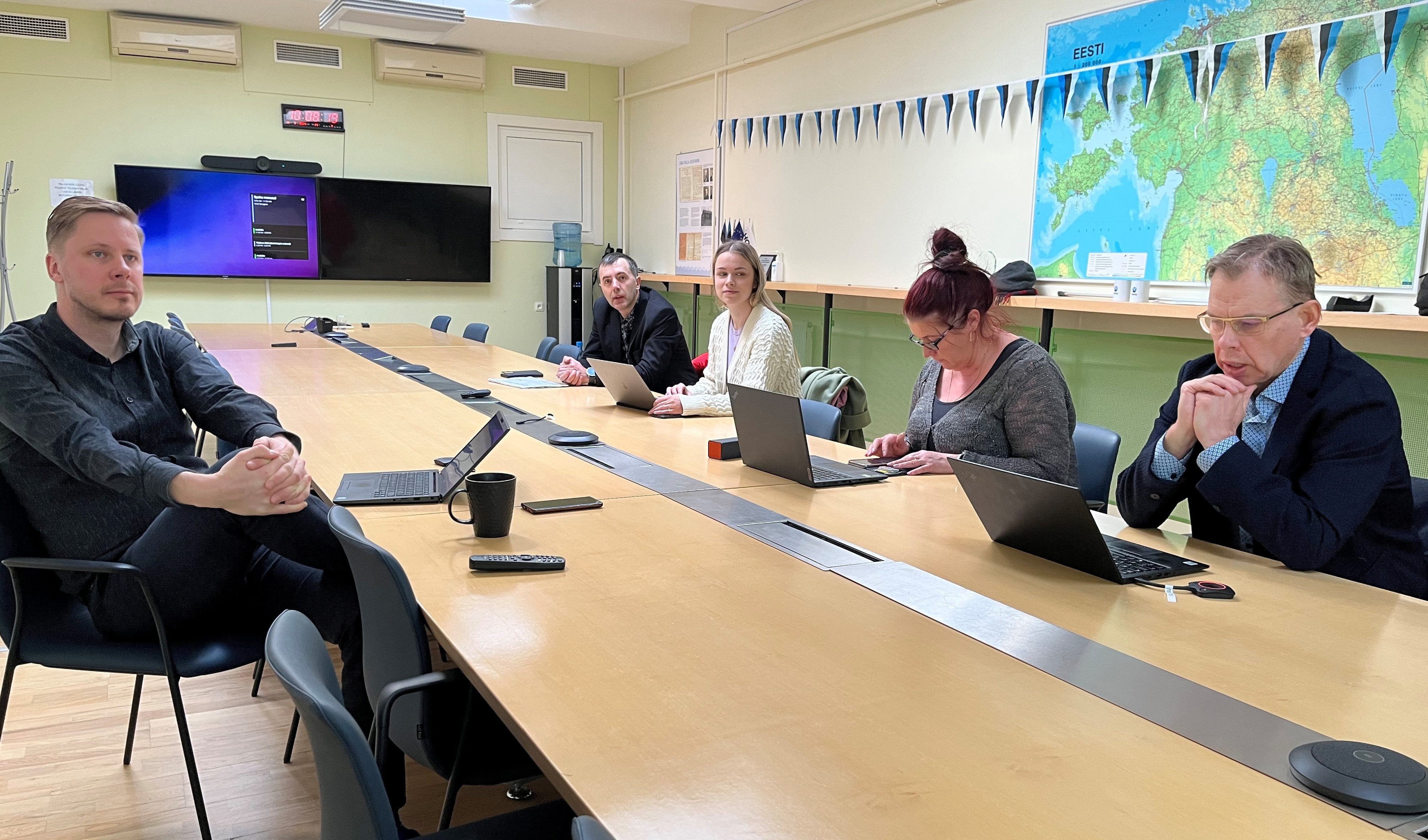 Enegiakogukondade loomise kohtumine Viimsis. Arutelul inimesed laua taga