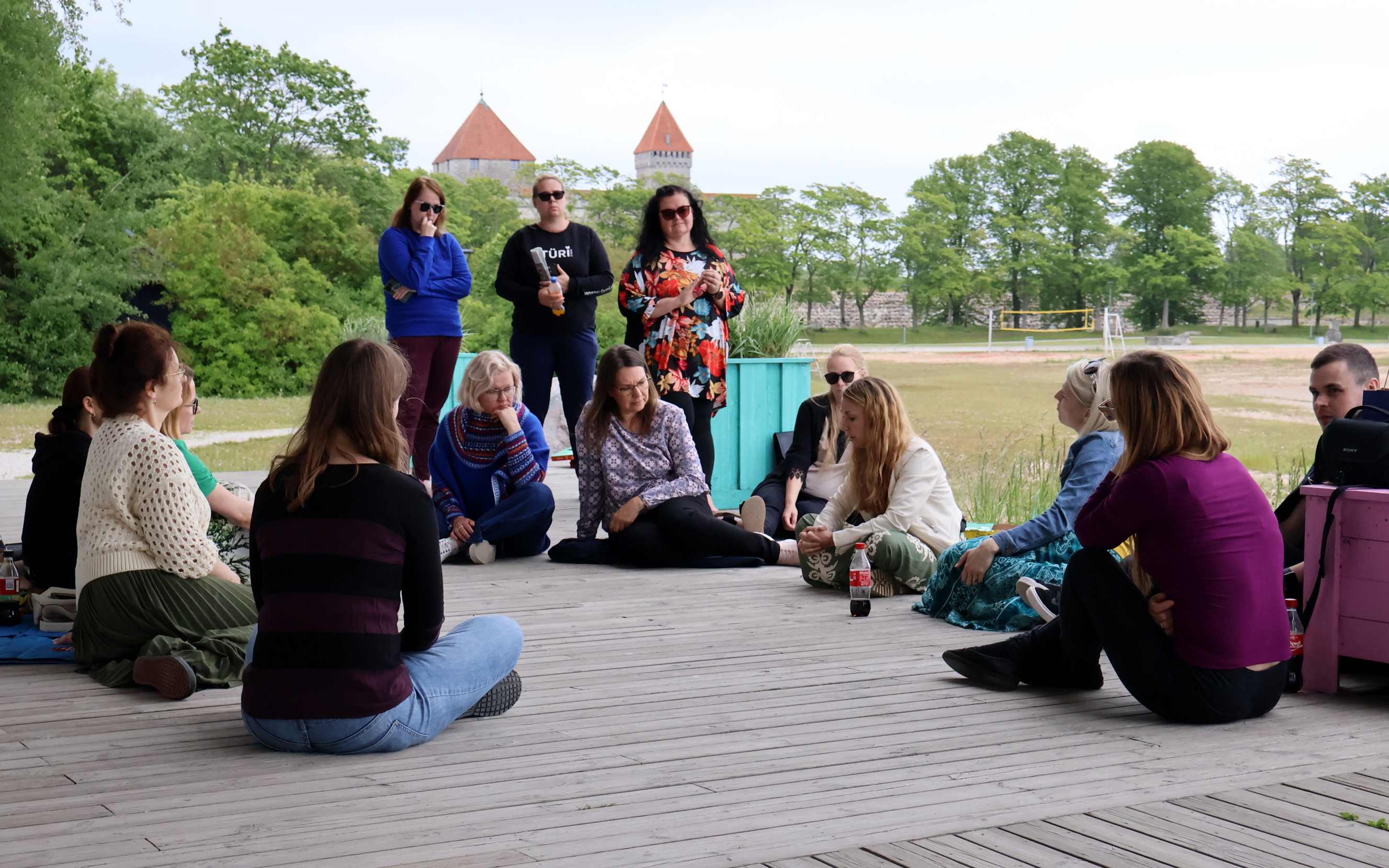 Kommunikatsioonivõrgustiku kohtumine Kuressaares, inimesed istumas ja seismas, arutlemas