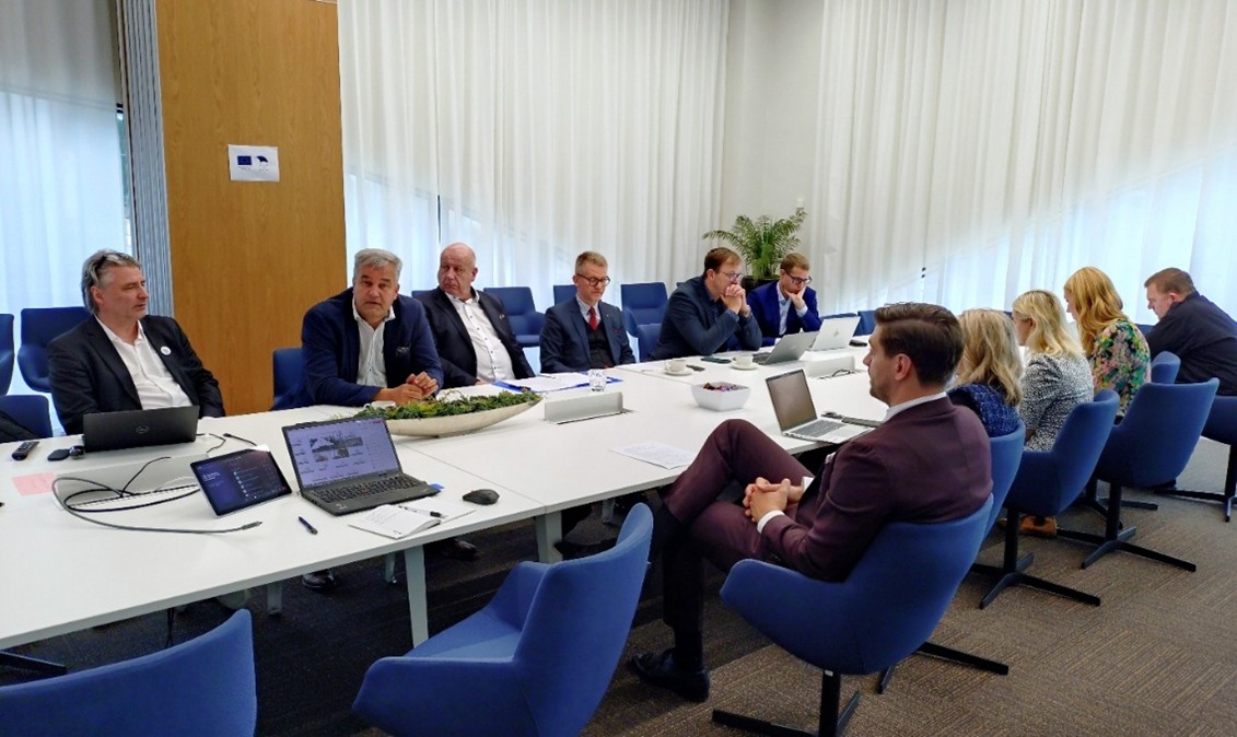 Riigieelarve läbirääkimised, inimesed laua taga arutamas