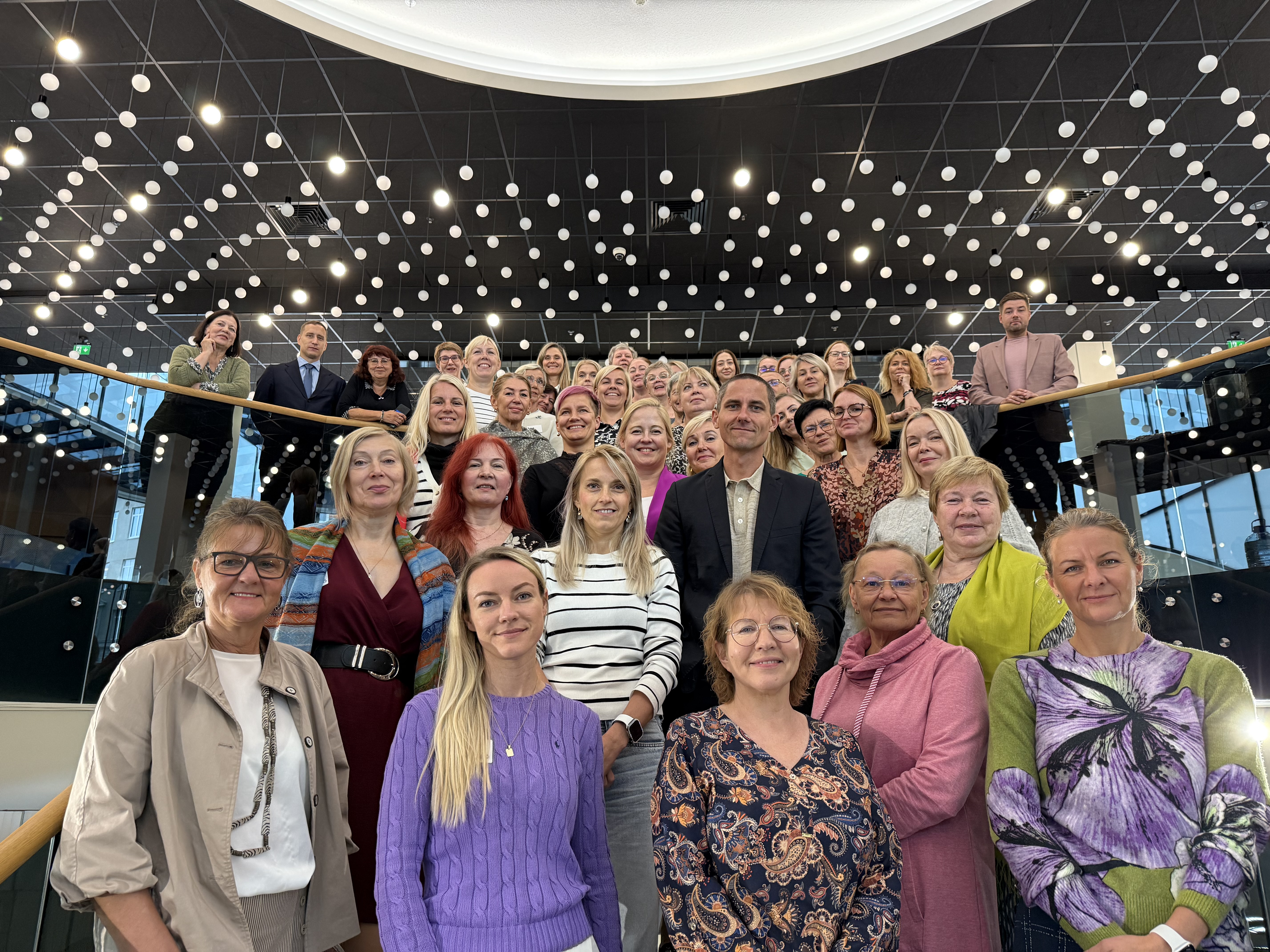 linna- ja vallasekretärid trepil ühispildil