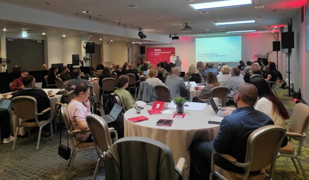 Inimesed auditooriumis kuulamas