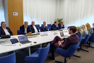 Läbirääkijad lauataga